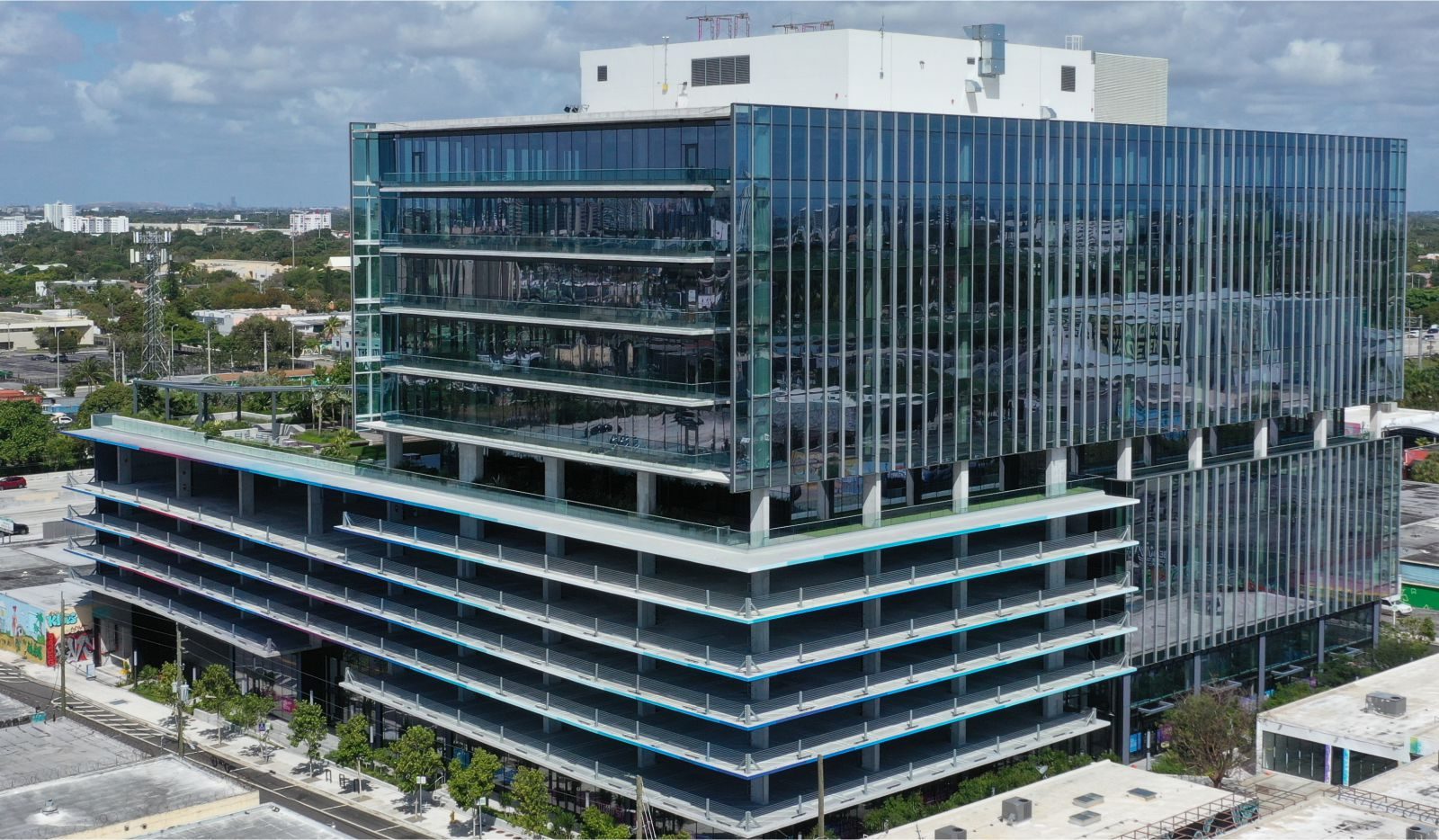 545 Wyn, Miami: a glass office building with a parking podium